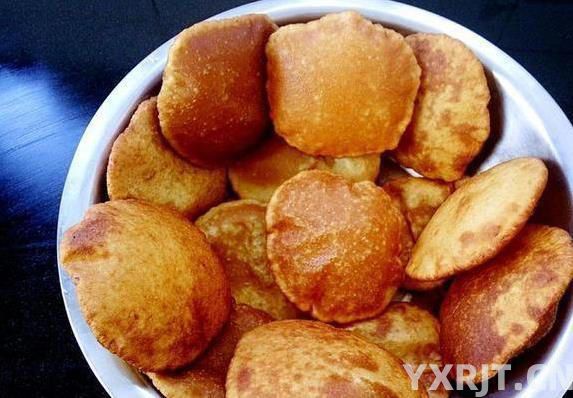 早餐油饼10分钟搞定，外酥里嫩全家抢，学会这招省钱又健康