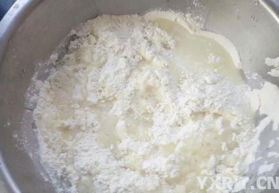 早餐油饼10分钟搞定，外酥里嫩全家抢，学会这招省钱又健康