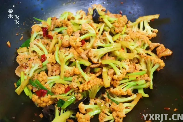 又是一道家常菜，大火快炒，几分钟上桌，配饭配面都好吃