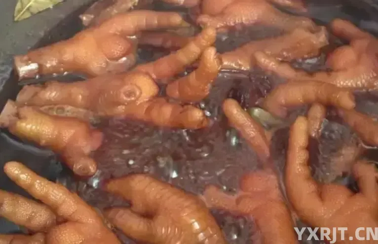 自己在家卤鸡爪记住这几步，卤出的鸡爪香糯入味，一顿一锅不够吃