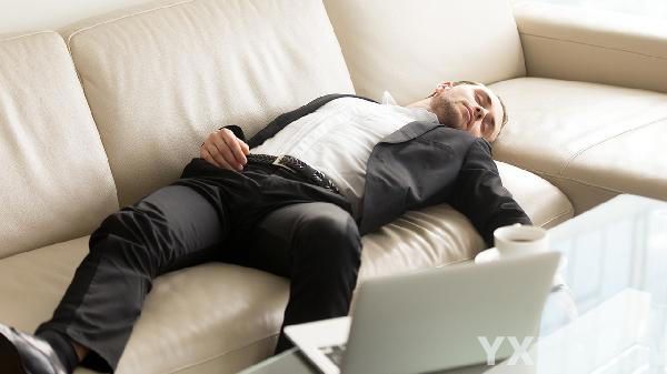 一躺床就睡的人和睡不着的人，谁更健康？睡得快暗示什么？