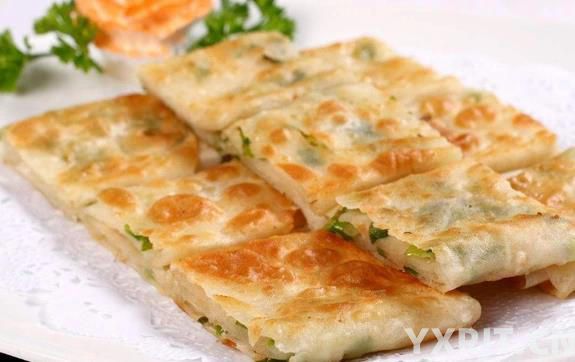 葱油饼这样做，外酥里软全家抢，7个小技巧让你一次成功