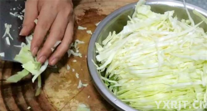 原来包菜炒粉条是这样做，难怪以前做的不好吃老粘锅，技巧在这里