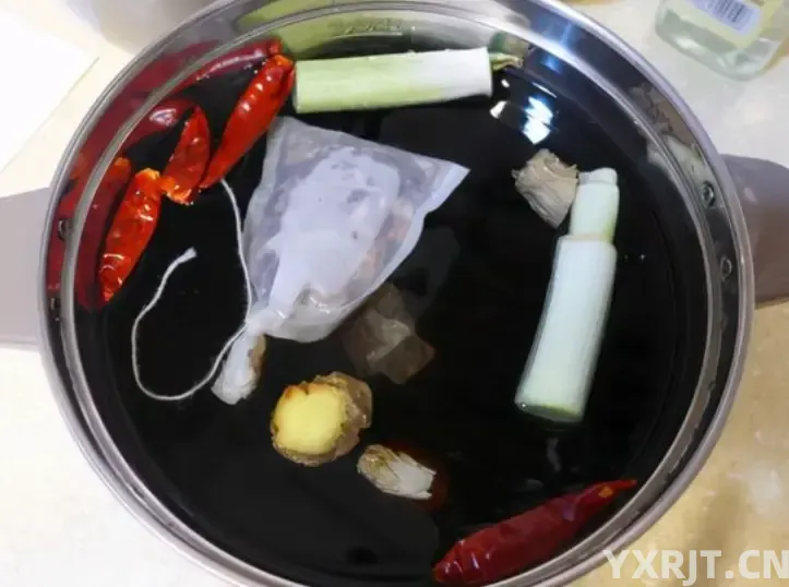 自己在家卤鸡爪记住这几步，卤出的鸡爪香糯入味，一顿一锅不够吃