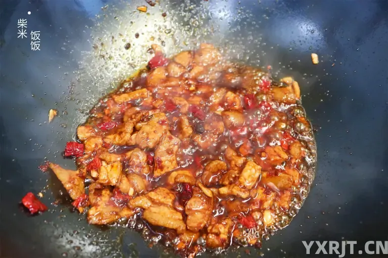 又是一道家常菜，大火快炒，几分钟上桌，配饭配面都好吃