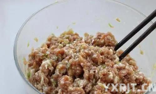 猪肉洋葱锅贴香脆秘诀，2个小技巧学会，煎出饭店味！