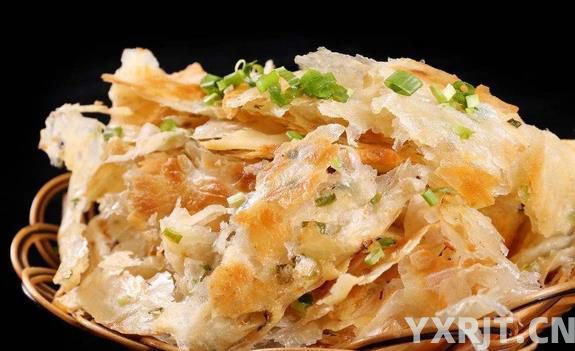 葱油饼这样做，外酥里软全家抢，7个小技巧让你一次成功